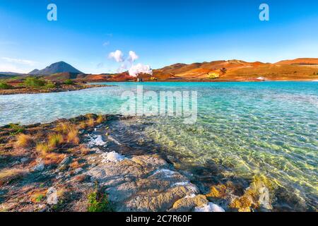 Geothermische Landschaft am Krafla Bjarnarflag Diatomite Kraftwerk und Hlidarfjall Berg im Hintergrund. Lage: Krafla Bjarnarflag Diatomit Stockfoto