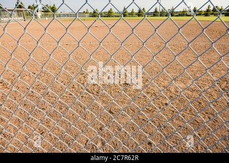 Im Feld des Baseballdiamanten am frühen Morgen Stockfoto