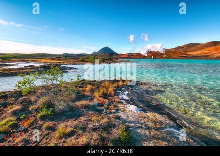 Geothermische Landschaft am Krafla Bjarnarflag Diatomite Kraftwerk und Hlidarfjall Berg im Hintergrund. Lage: Krafla Bjarnarflag Diatomit Stockfoto