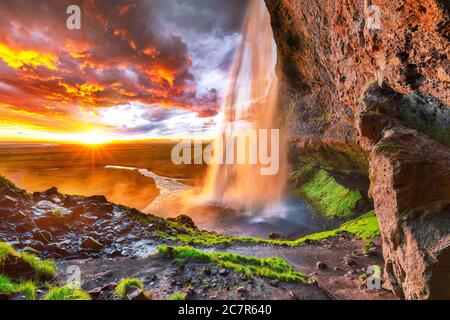 Schöner Seljalandsfoss Wasserfall in Island während des Sonnenuntergangs. Lage: Seljalandsfoss Wasserfall, Teil des Flusses Seljalandsa, Island, Europa Stockfoto