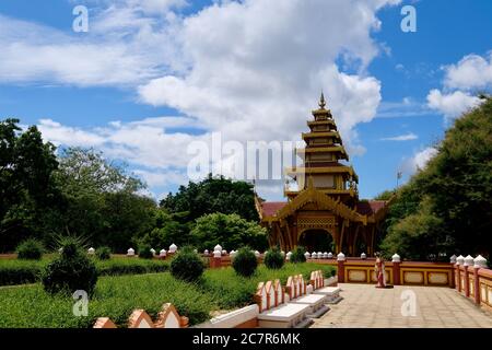 Pfad zur Beiktheik Halle des Goldenen Palastes von Bagan. Sonniger blauer Himmel mit weißen Wolken. Stockfoto