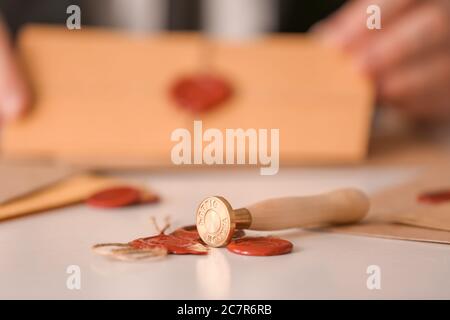 Stempel mit Wachssiegel am Arbeitsplatz des Notars Stockfoto