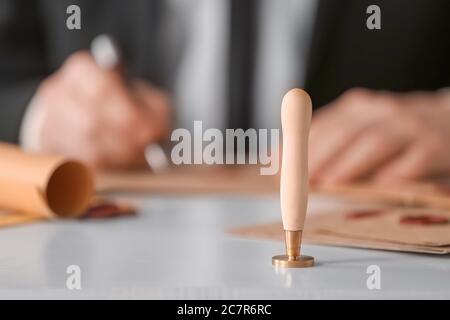 Stempel mit Wachssiegel am Arbeitsplatz des Notars Stockfoto