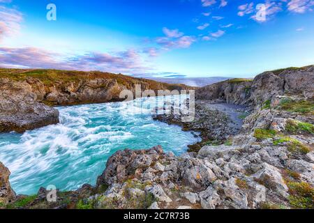 Unglaubliche Landschaft Szene Geitafoss Wasserfall. Geitafoss Kaskade in der Nähe des Godafoss Wasserfalls. Lage: Bardardardalur Tal, Skjalfandafljot Fluss, Eis Stockfoto