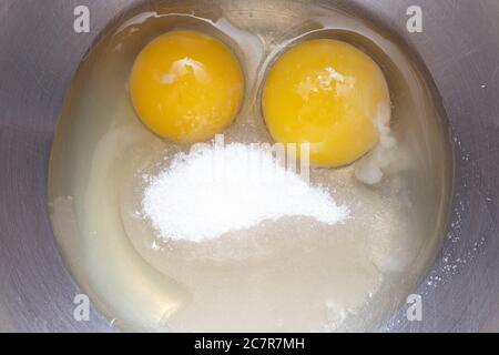 Glückliches Lächeln aus Eiern, Blick von oben Stockfoto