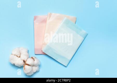 Baumwolle Menstruationskissen auf farbigem Hintergrund Stockfoto