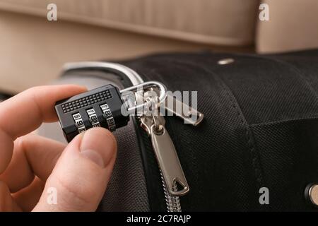 Mann mit Schloss am Koffer, Nahaufnahme Stockfoto