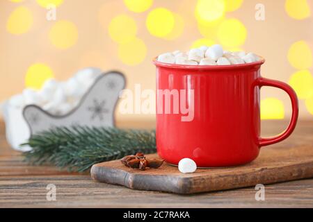 Tasse Kakao auf dem Tisch Stockfoto