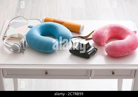 Gegenstände des Reisenden auf dem Tisch im Zimmer Stockfoto