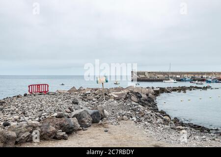 Rote Plastikbarriere und kein Eintrittschild am Wellenbrecher im Hafen von Playa San Juan, Teneriffa, Kanarische Inseln, Spanien Stockfoto