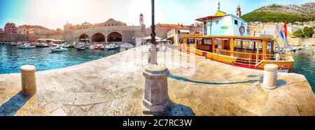 Alter Hafen der historischen Stadt Dubrovnik. Bucht mit vielen Booten in türkisfarbenem Wasser. Lage: Dubrovnik, Dalmatien, Kroatien, Europa Stockfoto