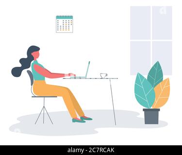 Büroangestellte am Arbeitsplatz. Junge Frau sitzt am Schreibtisch im Bürozimmer. Business-Symbol. Es gibt einen Laptop, eine Tasse, einen Kalender und eine Blume Stock Vektor