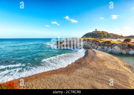 Blick auf die schöne Bucht von Chia und den wunderschönen Strand mit Torre di Chia Turm. Ort: Chia, Sardinien, Italien Europa Stockfoto