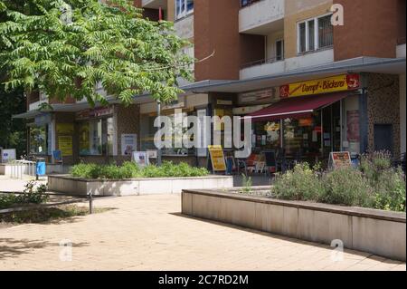 Ladenmeile in der Steigerwaldstraße im Falkenhagener Feld in Berlin-Spandau. Stockfoto