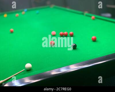 Der Snooker Holzqueue, Bälle und Tisch in privaten Raum Stockfoto