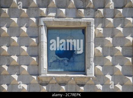 Lissabon, Portugal - 08. august 2017: Fenster auf das Museum von Lissabon (Casa dos Bicos) Gebäude mit seiner seltsamen Fassade von Spikes Stockfoto