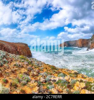 Fantastische Aussicht auf Klippen im Tal Cala Domestica und Sturm auf dem Meer. Lage: Buggerru, Süd-Sardinien, Italien Europa Stockfoto