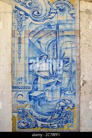 Dekorative alte typische Fliesen aus Portugal genannt 'Azulejos' mit farbigen Keramikfliesen, die die Häuser in Lissabon, Portugal schmückt Stockfoto