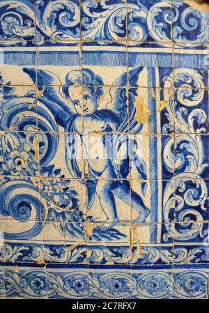 Dekorative alte typische Fliesen aus Portugal genannt 'Azulejos' mit farbigen Keramikfliesen, die die Häuser in Lissabon, Portugal schmückt Stockfoto