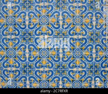 Dekorative alte typische Fliesen aus Portugal genannt 'Azulejos' mit farbigen Keramikfliesen, die die Häuser in Lissabon, Portugal schmückt Stockfoto