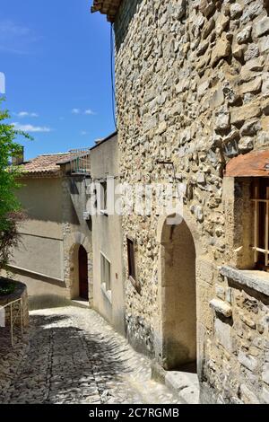 Enge mittelalterliche Straße in kleinem Dorf Seguret, einer von der Liste der schönsten Dörfer in der Provence. Stockfoto