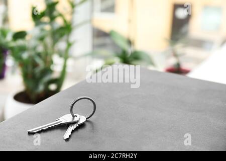 Schlüssel vom Haus auf dem Tisch im Zimmer Stockfoto