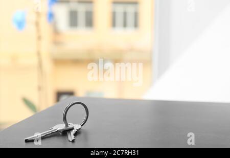 Schlüssel vom Haus auf dem Tisch im Zimmer Stockfoto