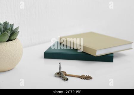 Schlüssel vom Haus auf dem Tisch im Zimmer Stockfoto