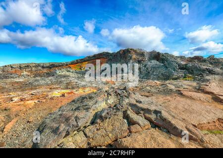 Exotische Ansicht von Lavas Feld in der geothermischen Tal Leirhnjukur, in der Nähe von Krafla Vulkan. Lage: Leirhnjukur Tal, Myvatn Region, Nordteil von Island Stockfoto