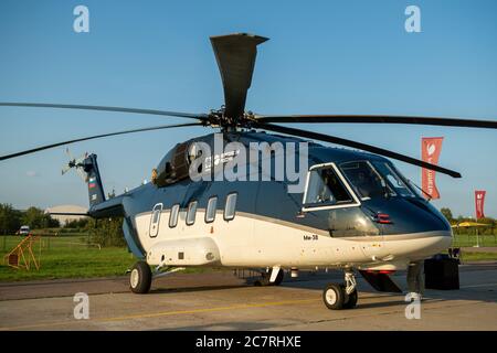 August 2019. Zhukovsky, Russland. Russischer Mittelmultifunktions-Hubschrauber Mil Mi-38 auf dem Internationalen Luftfahrt- und Raumfahrtsalon MAKS 2019. Stockfoto