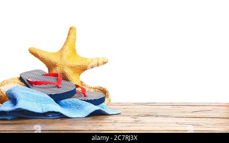 Set von Strand-Accessoires auf Tisch vor weißem Hintergrund Stockfoto