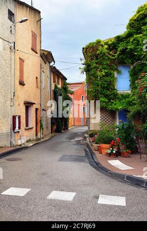 Schöne Straße in Villes-sur-Auzon nach Regen an einem warmen Sommerabend, Provence, Frankreich gezeigt. Stockfoto