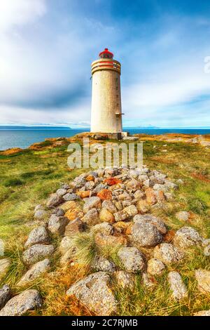 Atemberaubende Aussicht auf Skarsviti Leuchtturm in Vatnsnes Halbinsel an einem sonnigen Tag in Nordisland. Lage: Hvammstangi, Vatnsnes Halbinsel, Island, Europ Stockfoto