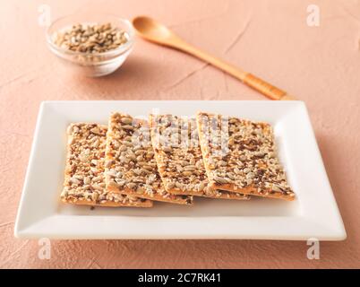 Teller mit Cerealien-Cookies auf farbigem Hintergrund Stockfoto