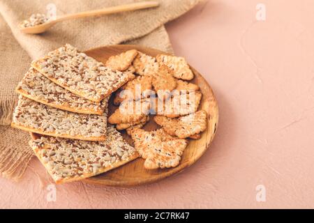 Teller mit Cerealien-Cookies auf farbigem Hintergrund Stockfoto