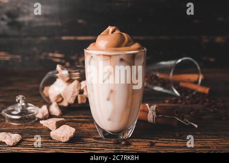 Ein Glas leckeren Dalgona Kaffee auf dem Tisch Stockfoto