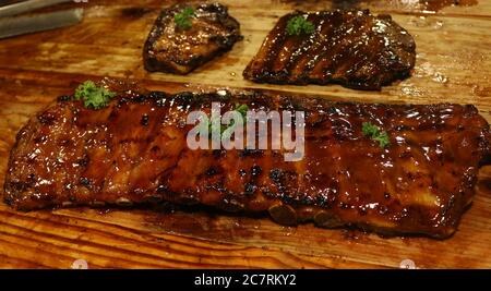 Nahaufnahme von leckeren Schweinefleischrippen mit einer Sauce in Phuket Stockfoto
