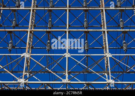 Abstract Foto eines Strompylons gegen EINEN klaren blauen Himmel. Stockfoto