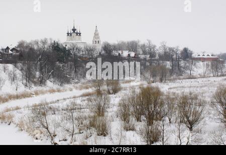 Ansicht der Orthodoxen Kirche der Aufstiegskirche in Susdal im Winter. Stockfoto