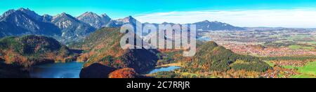 Draufsicht Panorama Alpsee und Schwangau Dorf im Herbst. Lage: Dorf Schwangau, in der Nähe von Füssen, Südwestbayern, Deutschland, Europa Stockfoto