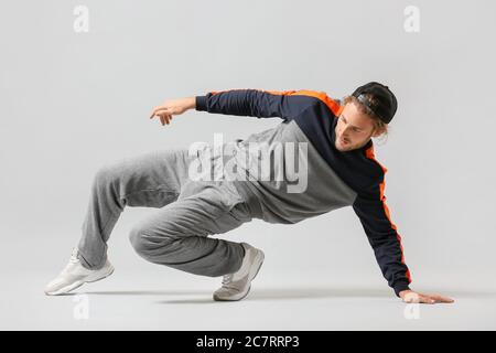 Männliche Hip-Hop-Tänzerin auf hellem Hintergrund Stockfoto