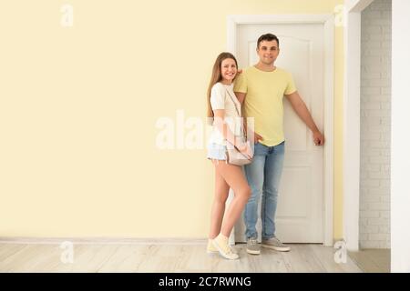 Glückliches Paar vor der Tür in ihrem neuen Zuhause Stockfoto