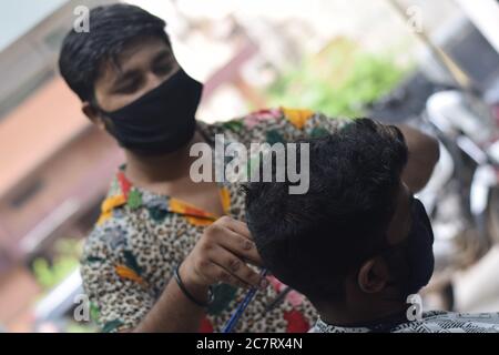 Hyderabad, Telangana, Indien. juni-29-2020: Ein Friseur, trägt eine schützende Gesichtsmaske, arbeitet in einem Friseur. Nach Sperrung für Covid-19 wieder öffnen. Stockfoto