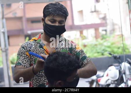 Hyderabad, Telangana, Indien. juni-29-2020: Ein Friseur, trägt eine schützende Gesichtsmaske, arbeitet in einem Friseur. Nach Sperrung für Covid-19 wieder öffnen. Stockfoto