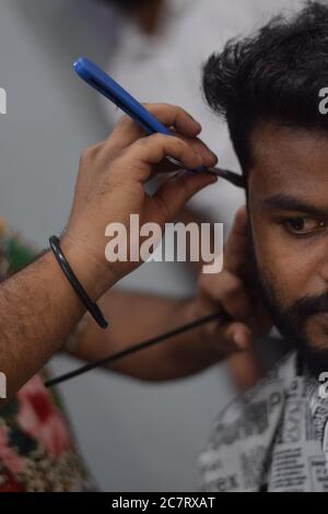 Hyderabad, Telangana, Indien. juni-29-2020: Ein Friseur, trägt eine schützende Gesichtsmaske, arbeitet in einem Friseur. Nach Sperrung für Covid-19 wieder öffnen. Stockfoto