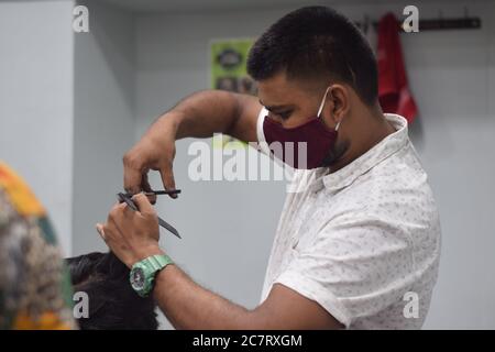 Hyderabad, Telangana, Indien. juni-29-2020: Ein Friseur, trägt eine schützende Gesichtsmaske, arbeitet in einem Friseur. Nach Sperrung für Covid-19 wieder öffnen. Stockfoto