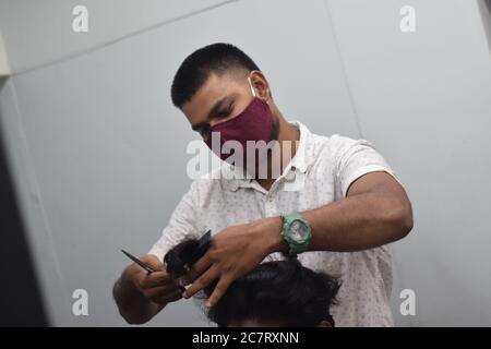 Hyderabad, Telangana, Indien. juni-29-2020: Ein Friseur, trägt eine schützende Gesichtsmaske, arbeitet in einem Friseur. Nach Sperrung für Covid-19 wieder öffnen. Stockfoto