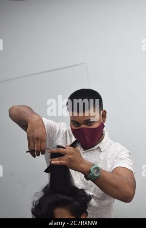 Hyderabad, Telangana, Indien. juni-29-2020: Ein Friseur, trägt eine schützende Gesichtsmaske, arbeitet in einem Friseur. Nach Sperrung für Covid-19 wieder öffnen. Stockfoto