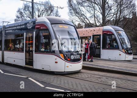 Moderne Straßenbahnen an einer Princes Street im New Town Viertel von Edinburgh, der Hauptstadt Schottlands, Teil von Großbritannien Stockfoto