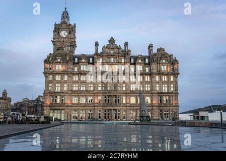 Balmoral Hotel in der Princes Street in Edinburgh, der Hauptstadt von Schottland, Teil von Großbritannien, Blick vom Dach der Waverley Mall Stockfoto